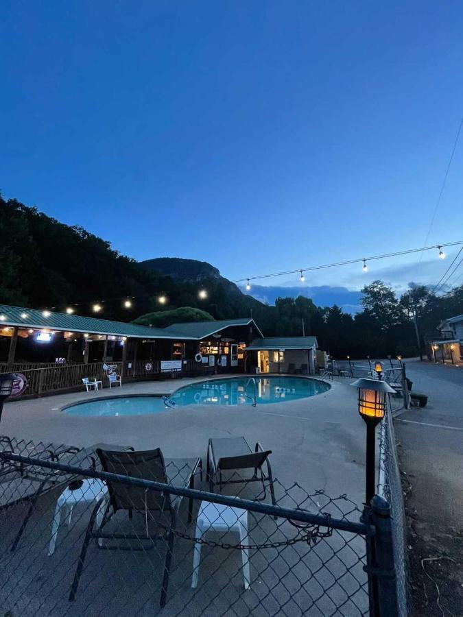 Geneva Hotel & Tiki Bar チムニー・ロック エクステリア 写真