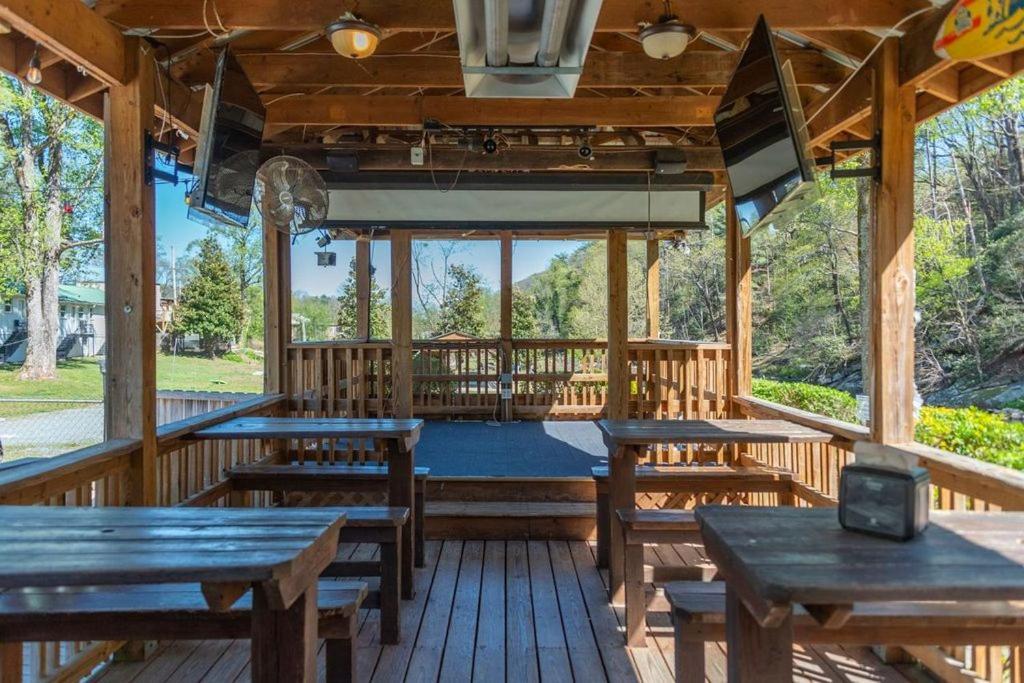 Geneva Hotel & Tiki Bar チムニー・ロック エクステリア 写真