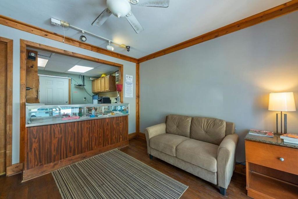 Geneva Hotel & Tiki Bar チムニー・ロック エクステリア 写真