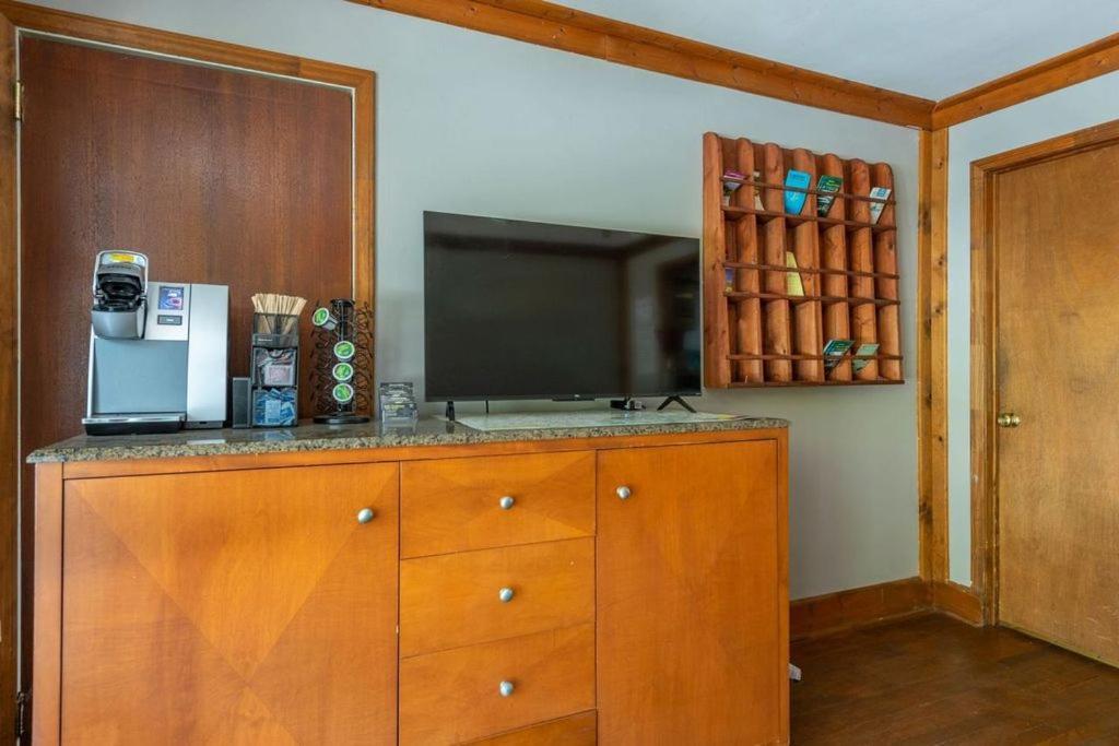 Geneva Hotel & Tiki Bar チムニー・ロック エクステリア 写真